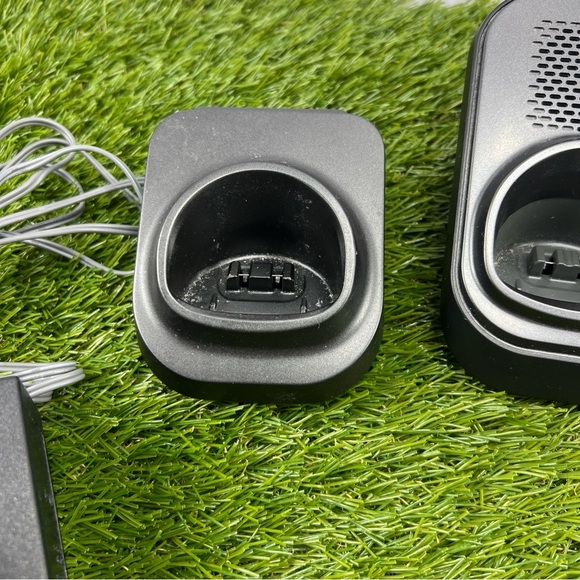 Panasonic KX-TG9331T  1.9 GHz Trio Handsets Single Line Cordless Phone + 3 Base - Picture 7 of 9